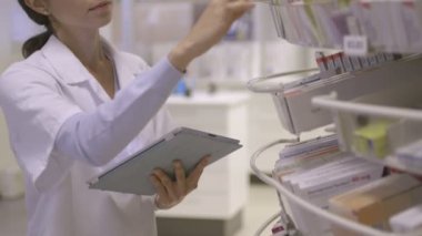 Kadın eczacı tıp arama