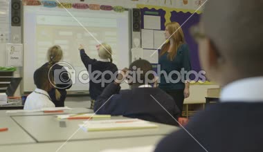 Kadın çocuklara öğretmek