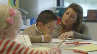 Orta yetişkin öğretmen ve çocuk