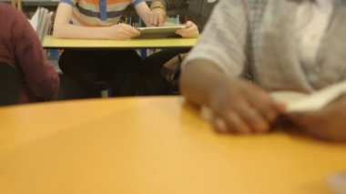 Öğrenciler dijital tablet kullanma