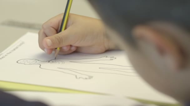 Дети рисуют в классе — стоковое видео