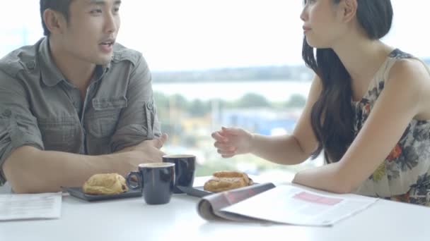 Pareja joven desayunando — Vídeos de Stock