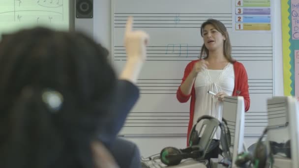 Μουσική δάσκαλος διδάσκει στα παιδιά — Αρχείο Βίντεο