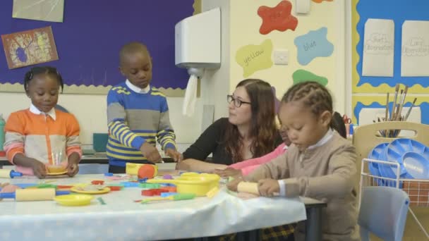 Teacher teaching students — Stock Video