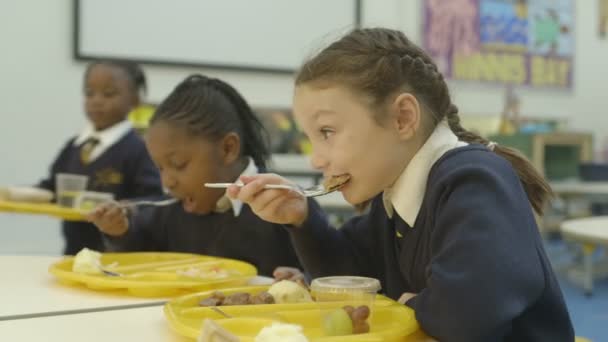Dzieci w wieku szkolnym jedzenie — Wideo stockowe