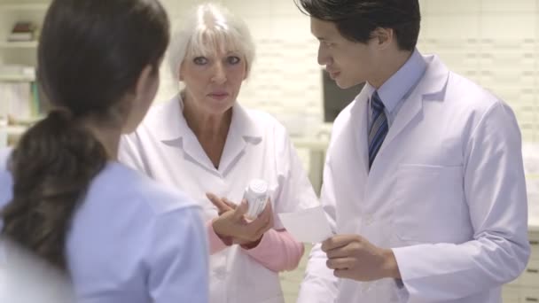 Manliga och kvinnliga farmaceuter — Stockvideo