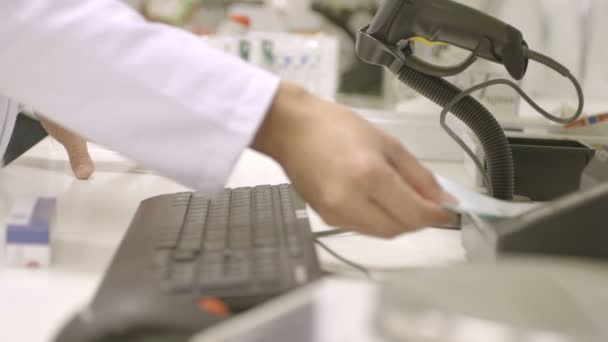 Código de barras de varredura do farmacêutico — Vídeo de Stock