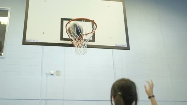 Flicka spela basket — Stockvideo