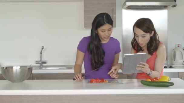 Mujeres preparando alimentos — Vídeos de Stock