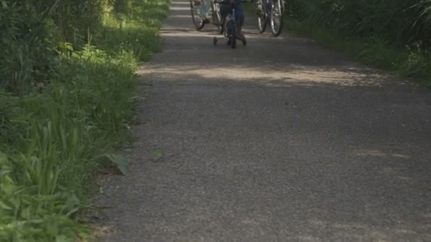 Счастливые семейные велосипеды — стоковое видео