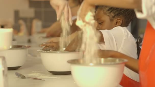 Školní děti připravují jídlo — Stock video