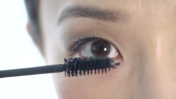 Woman applying mascara — Stock Video