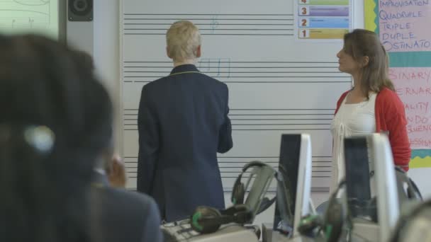Учитель музыки обучает детей — стоковое видео