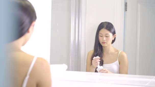 Frau benutzt Gesichtsreiniger — Stockvideo