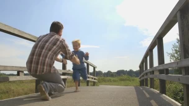 Hijo corriendo a padre — Vídeos de Stock