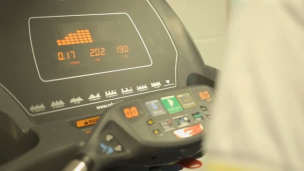 Personne faisant de l'exercice sur tapis roulant 