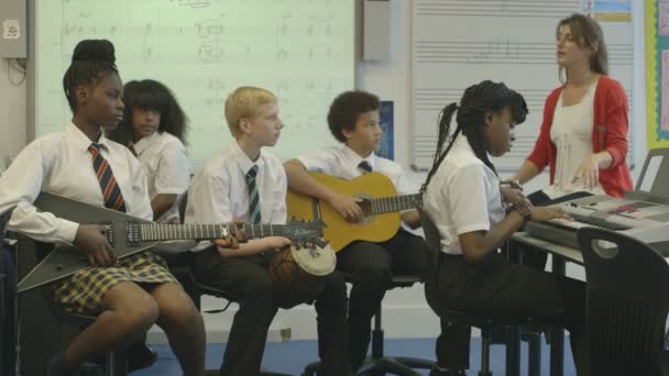 Professeur de musique enseignant aux enfants — Video