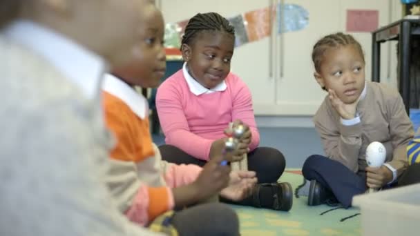 Niños tocando instrumentos musicales — Vídeos de Stock