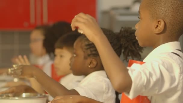 Niños haciendo comida — Vídeos de Stock