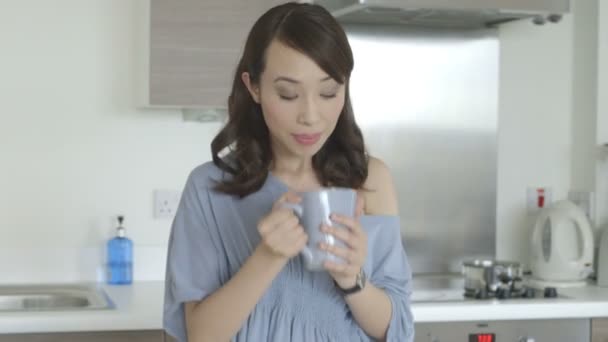 コーヒーカップを持つ女 — ストック動画