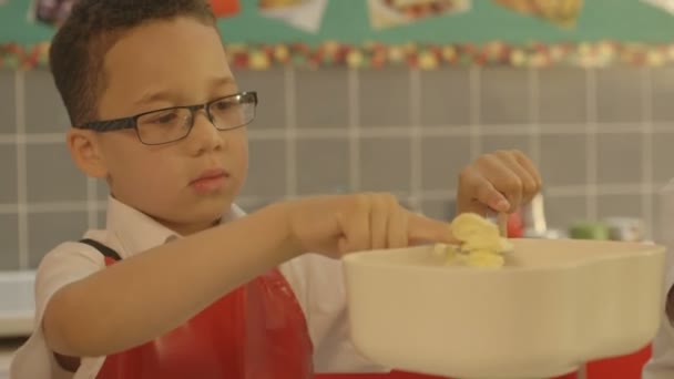 Verter mantequilla en un tazón — Vídeos de Stock