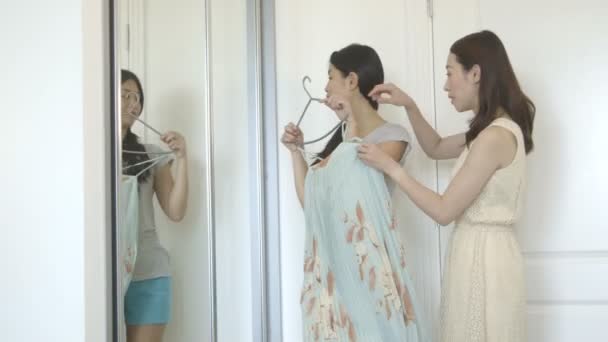 Jeunes femmes près du miroir — Video