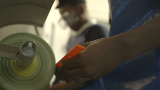 Niños practicando con maquinaria — Vídeos de Stock