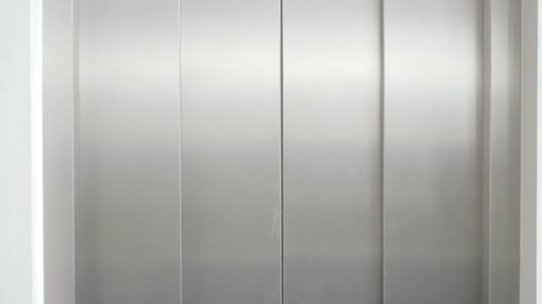 Мужчины и женщины в лифте — стоковое видео