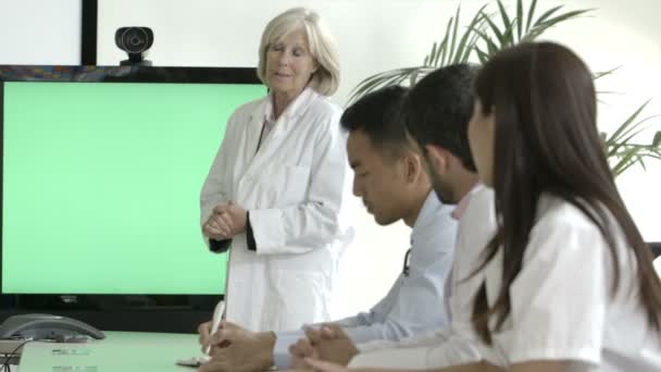 Female doctor in meeting room — Stock Video