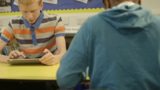 Los colegiales usando tableta digital — Vídeo de stock