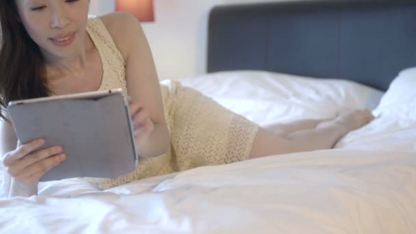 Femme utilisant une tablette numérique — Video