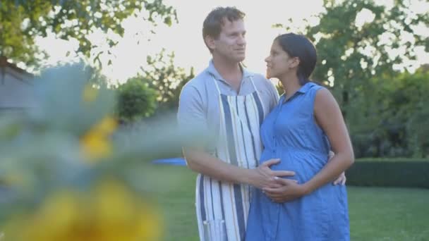 Mari étreignant sa femme enceinte — Video