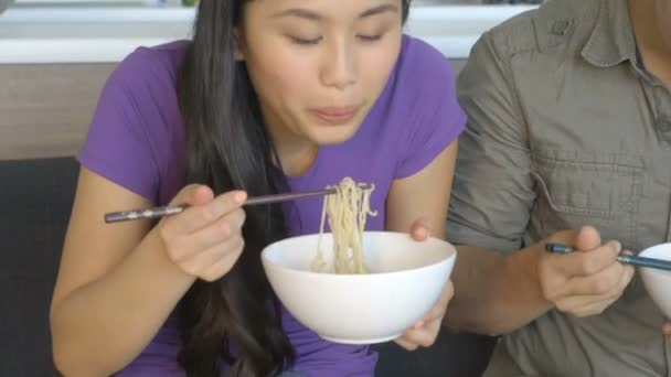 Couple eating noodles — Stock Video