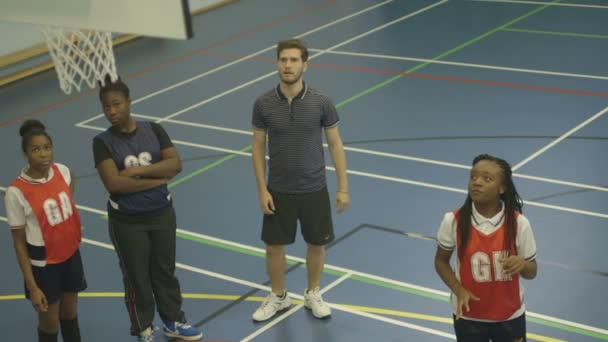 Gente practicando baloncesto — Vídeos de Stock