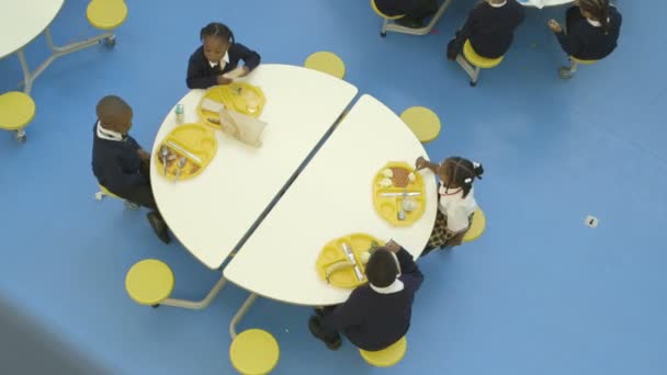 Alunos e meninos de escola comendo — Vídeo de Stock