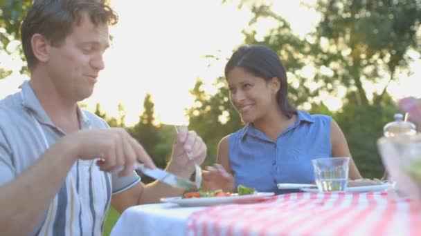 Casal feliz almoçando — Vídeo de Stock