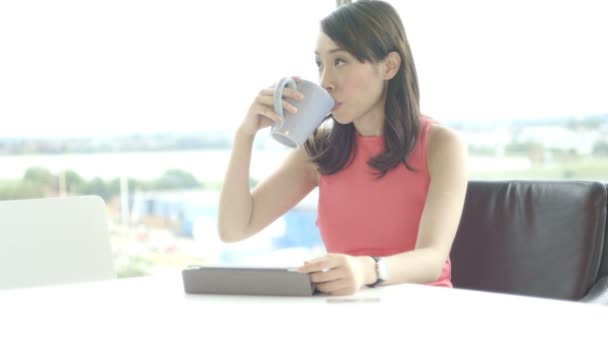 Young woman drinking coffee — Stock Video