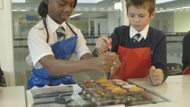 Niños haciendo pasteles de taza — Vídeos de Stock