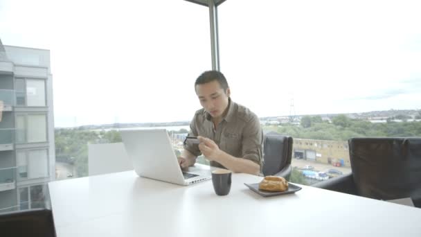 Man using laptop — Stock Video