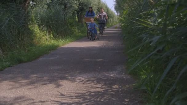 Bicicleta familiar a caballo — Vídeos de Stock