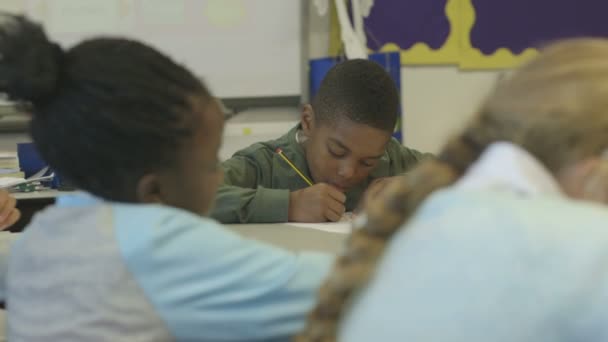 Schoolboy and schoolgirls drawing — Stock Video