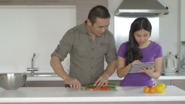 Casal jovem preparando comida — Vídeo de Stock