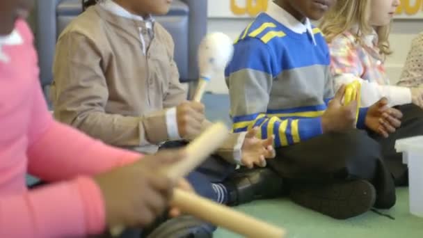 Crianças tocando instrumentos musicais — Vídeo de Stock