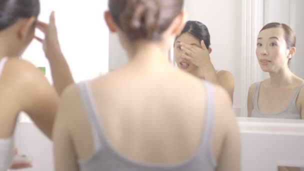 Women applying face cream — Stock Video