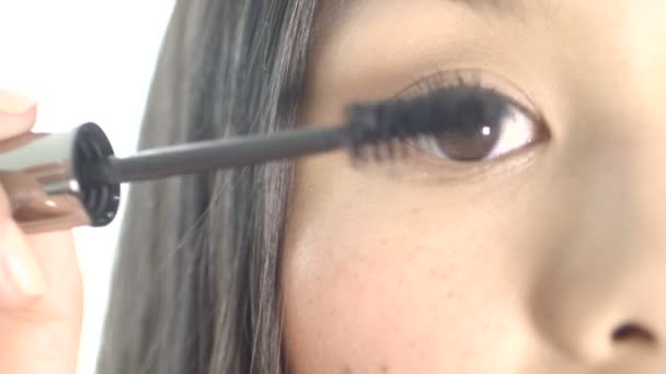 Kvinna Tillämpa Mascara — Stockvideo