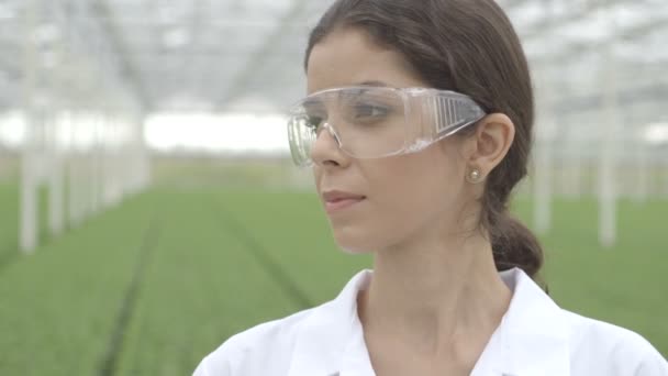 Ilmuwan memakai kacamata — Stok Video