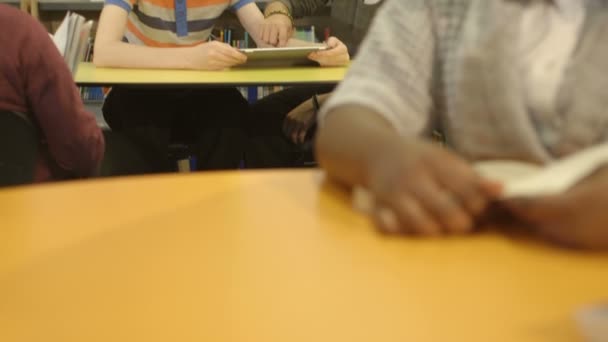 Schoolboys usando tablet digital — Vídeo de Stock
