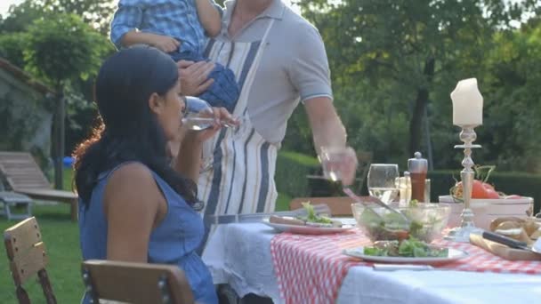 Familjen äter i inhemska trädgård — Stockvideo