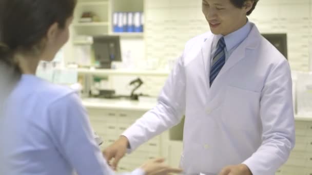 Фармацевт дает лекарства — стоковое видео