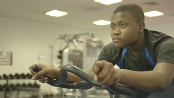 Sabit bisiklet kullanarak çocuk — Stok video